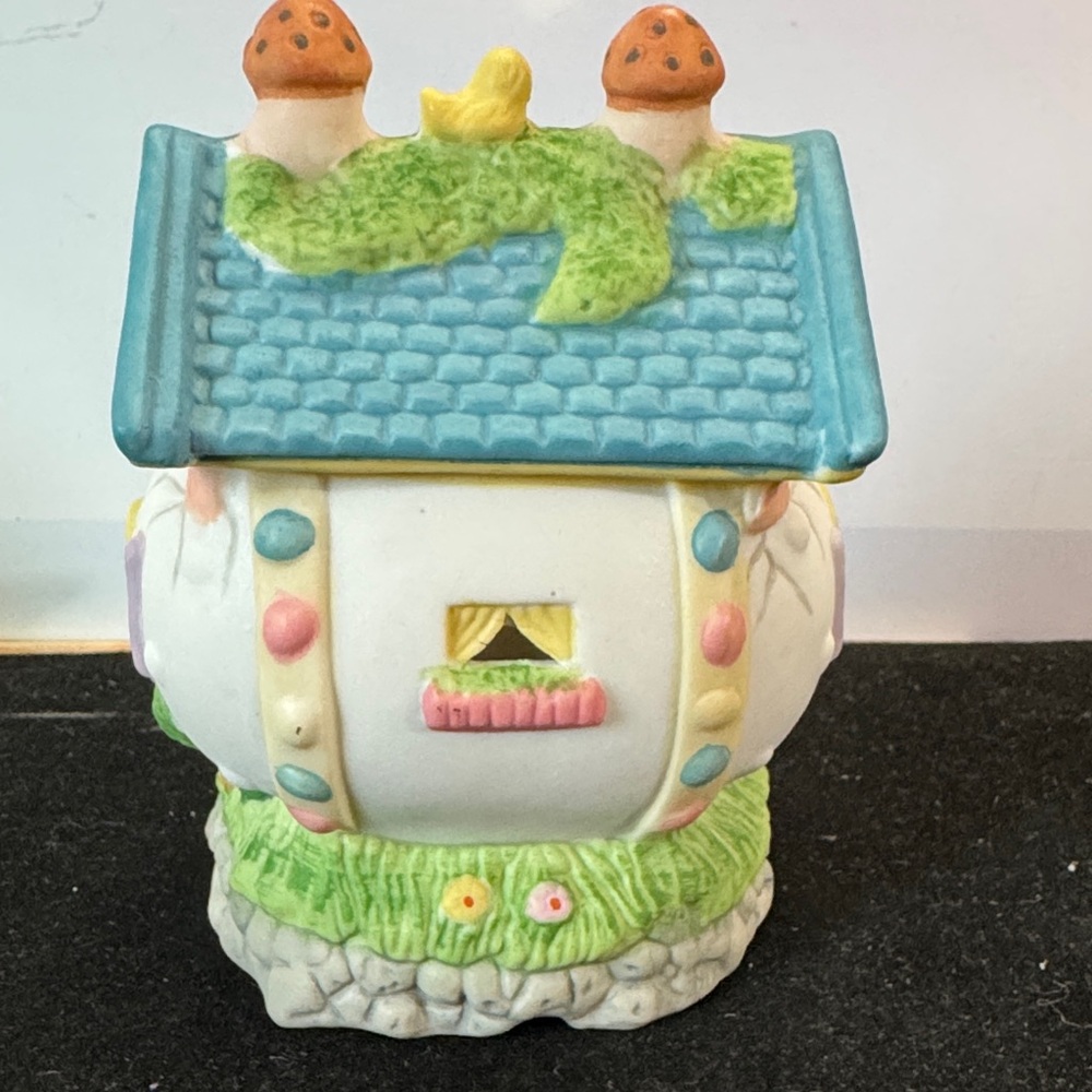 Bunny Towne Easter porcelain, hand-painted Colorful Ceramic Egg Factory Figurine - Picture 3 of 5